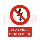 Tabulka zákazová "Nezapínej na zařízení se pracuje!" (bílý tisk, červený podklad), symbol s textem (4102) A4