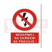 Samolepka zákazová "Nezapínej na zařízení se pracuje!" (černý tisk, červený podklad), symbol s textem (4103) A8