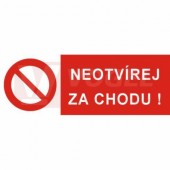 Samolepka zákazová "Neotvírej za chodu !" (bílý tisk, červený podklad), symbol s textem, 10x4cm (5399E)