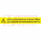 Samolepka příkazová "Zákaz uvedení do chodu před uzavřením ochranného krytu" (černý tisk, žlutý podklad), symbol s textem 13x2cm (3999B)