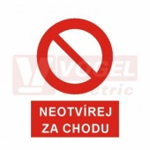 Samolepka zákazová "Neotvírej za chodu !" (bílý tisk, červený podklad), symbol s textem (5399E) A5