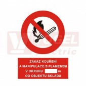 Samolepka zákazová "Zákaz kouření a manipulace s plamenem v okruhu…m od objektu skladu" (bílý tisk, červený podklad), symbol s textem (4206A) A4