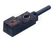 E2S-W25 1M snímač indukční kvádrový, Sn=2,5mm, PNP/NO, kabel 1m, IP67, nestíněný, 8x8x23mm