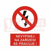 Samolepka zákazová "Nezapínej na zařízení se pracuje!" (černý tisk, červený podklad), symbol s textem (4103A) A4