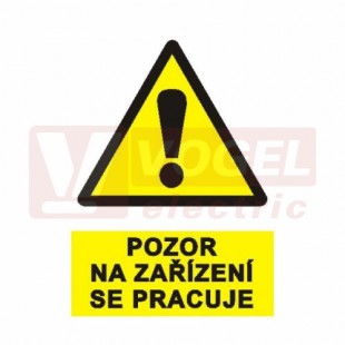 Samolepka výstrahy "Pozor na zařízení se pracuje" (černý tisk, žlutý podklad), symbol s textem (1931) A4